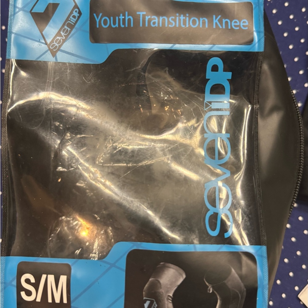 Black and Blue Athletic Youth Transition Knee Pads /Armor- New w/ tags* - Picture 4 of 7
